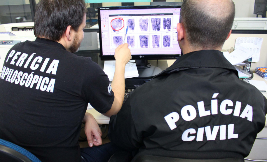 A Polícia Civil do Paraná firmou convênio com a Polícia Civil do estado de São Paulo para agilizar a perícia de impressão digital. A perícia é fundamental para identificar suspeitos e vítimas de crimes, além de pessoas desaparecidas. Se antes o resultado levava até duas semanas, agora em poucas horas já é possível confirmar se determinada pessoa é autora de um delito. Foto: Divulgação/Polícia Civil