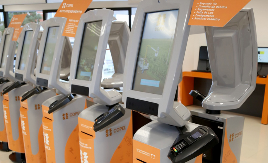 A rede credenciada pela Copel para o recebimento da conta de luz ultrapassou a marca dos mil pontos comerciais, entre eles farmácias, supermercados e mercearias. Os novos convênios complementam a cobertura já garantida por 15 redes bancárias, e incluem ainda um agente virtual que recebe a conta de luz em débito e crédito (www.adeusfila.com.br). Foto: Divulgação/Copel