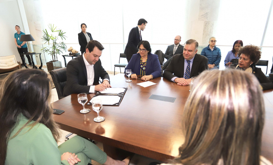 O governador Carlos Massa Ratinho Junior, o secretário da Justiça, Família e Trabalho, Ney Leprevost, e a ministra da Mulher, da Família e dos Direitos Humanos, Damares Alves, assinaram nessa segunda-feira (12), no Palácio Iguaçu, dois protocolos de intenções que visam fortalecer as ações em defesa da mulher e de crianças e adolescentes.Curitiba, 12-08-19.Foto: Arnaldo Alves / ANPr.