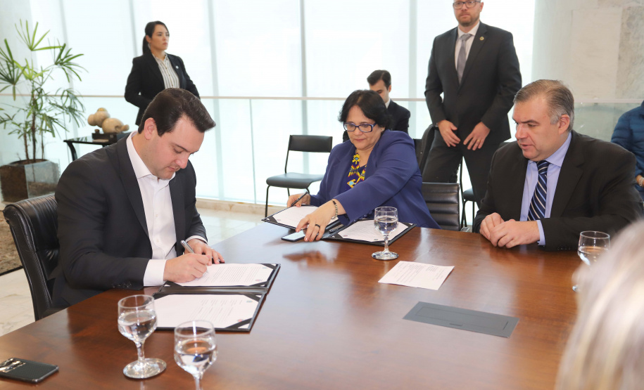 O governador Carlos Massa Ratinho Junior, o secretário da Justiça, Família e Trabalho, Ney Leprevost, e a ministra da Mulher, da Família e dos Direitos Humanos, Damares Alves, assinaram nessa segunda-feira (12), no Palácio Iguaçu, dois protocolos de intenções que visam fortalecer as ações em defesa da mulher e de crianças e adolescentes.Curitiba, 12-08-19.Foto: Arnaldo Alves / ANPr.