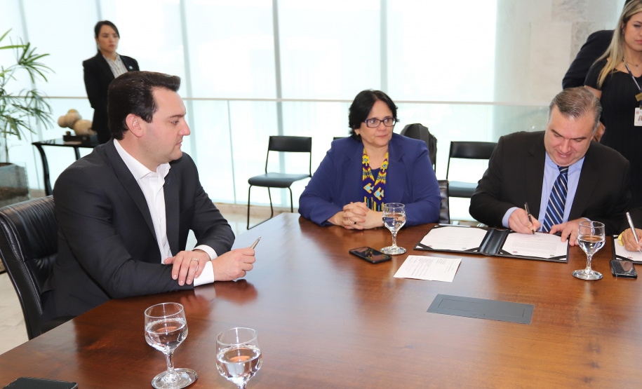 O governador Carlos Massa Ratinho Junior, o secretário da Justiça, Família e Trabalho, Ney Leprevost, e a ministra da Mulher, da Família e dos Direitos Humanos, Damares Alves, assinaram nessa segunda-feira (12), no Palácio Iguaçu, dois protocolos de intenções que visam fortalecer as ações em defesa da mulher e de crianças e adolescentes.Curitiba, 12-08-19.Foto: Arnaldo Alves / ANPr.