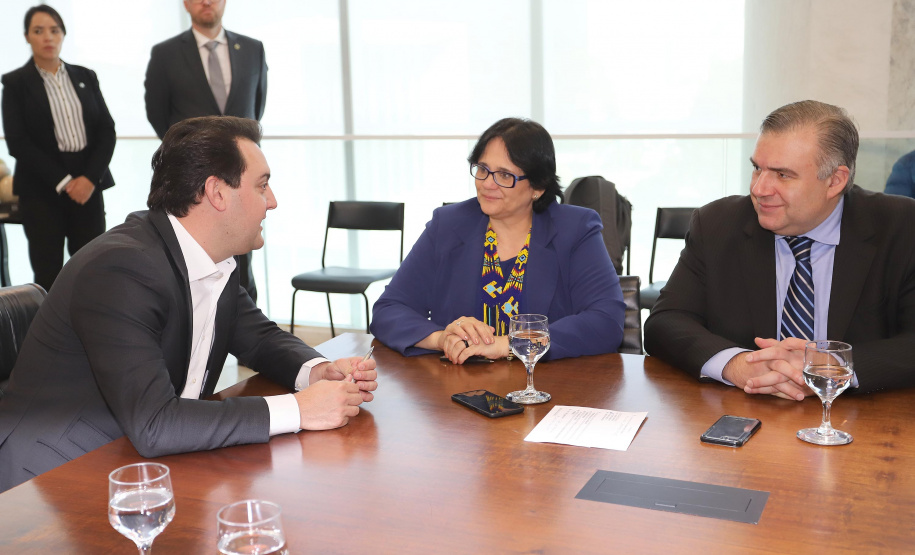 O governador Carlos Massa Ratinho Junior, o secretário da Justiça, Família e Trabalho, Ney Leprevost, e a ministra da Mulher, da Família e dos Direitos Humanos, Damares Alves, assinaram nessa segunda-feira (12), no Palácio Iguaçu, dois protocolos de intenções que visam fortalecer as ações em defesa da mulher e de crianças e adolescentes.Curitiba, 12-08-19.Foto: Arnaldo Alves / ANPr.