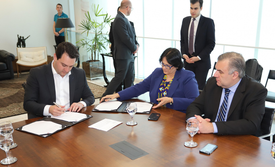 O governador Carlos Massa Ratinho Junior, o secretário da Justiça, Família e Trabalho, Ney Leprevost, e a ministra da Mulher, da Família e dos Direitos Humanos, Damares Alves, assinaram nessa segunda-feira (12), no Palácio Iguaçu, dois protocolos de intenções que visam fortalecer as ações em defesa da mulher e de crianças e adolescentes.Curitiba, 12-08-19.Foto: Arnaldo Alves / ANPr.
