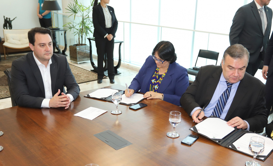 O governador Carlos Massa Ratinho Junior, o secretário da Justiça, Família e Trabalho, Ney Leprevost, e a ministra da Mulher, da Família e dos Direitos Humanos, Damares Alves, assinaram nessa segunda-feira (12), no Palácio Iguaçu, dois protocolos de intenções que visam fortalecer as ações em defesa da mulher e de crianças e adolescentes.Curitiba, 12-08-19.Foto: Arnaldo Alves / ANPr.