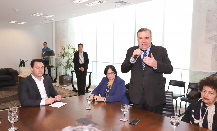 O governador Carlos Massa Ratinho Junior, o secretário da Justiça, Família e Trabalho, Ney Leprevost, e a ministra da Mulher, da Família e dos Direitos Humanos, Damares Alves, assinaram nessa segunda-feira (12), no Palácio Iguaçu, dois protocolos de intenções que visam fortalecer as ações em defesa da mulher e de crianças e adolescentes.Curitiba, 12-08-19.Foto: Arnaldo Alves / ANPr.