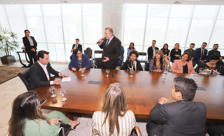 O governador Carlos Massa Ratinho Junior, o secretário da Justiça, Família e Trabalho, Ney Leprevost, e a ministra da Mulher, da Família e dos Direitos Humanos, Damares Alves, assinaram nessa segunda-feira (12), no Palácio Iguaçu, dois protocolos de intenções que visam fortalecer as ações em defesa da mulher e de crianças e adolescentes.Curitiba, 12-08-19.Foto: Arnaldo Alves / ANPr.