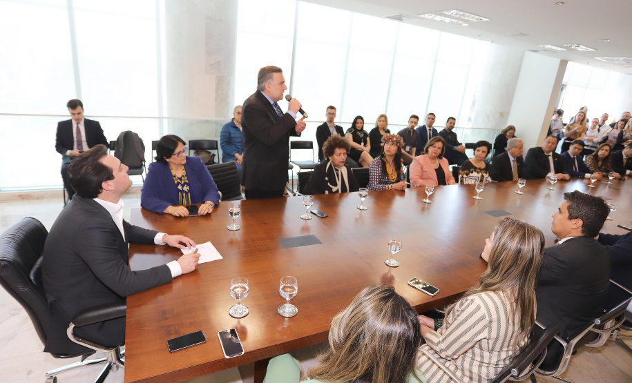 O governador Carlos Massa Ratinho Junior, o secretário da Justiça, Família e Trabalho, Ney Leprevost, e a ministra da Mulher, da Família e dos Direitos Humanos, Damares Alves, assinaram nessa segunda-feira (12), no Palácio Iguaçu, dois protocolos de intenções que visam fortalecer as ações em defesa da mulher e de crianças e adolescentes.Curitiba, 12-08-19.Foto: Arnaldo Alves / ANPr.