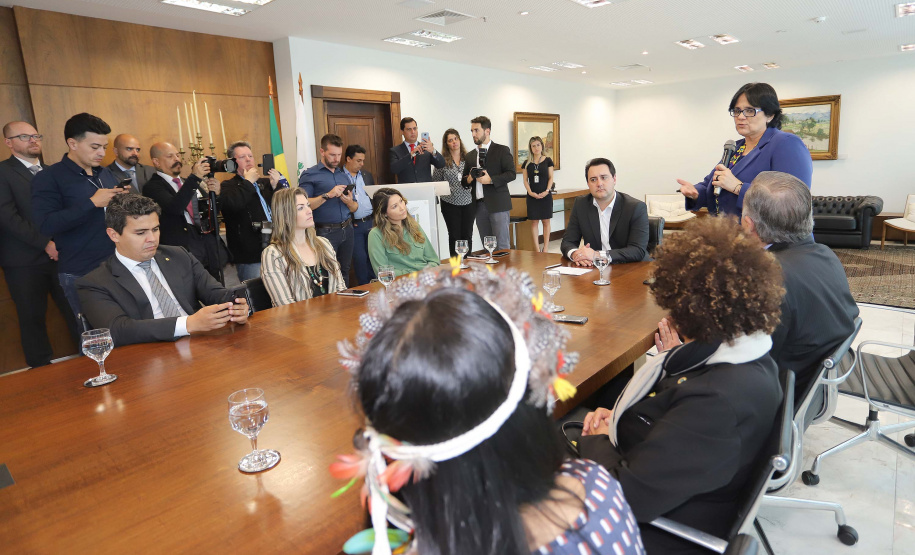 O governador Carlos Massa Ratinho Junior, o secretário da Justiça, Família e Trabalho, Ney Leprevost, e a ministra da Mulher, da Família e dos Direitos Humanos, Damares Alves, assinaram nessa segunda-feira (12), no Palácio Iguaçu, dois protocolos de intenções que visam fortalecer as ações em defesa da mulher e de crianças e adolescentes.Curitiba, 12-08-19.Foto: Arnaldo Alves / ANPr.