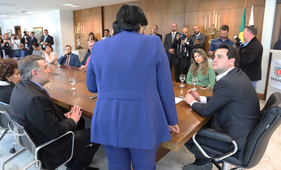 O governador Carlos Massa Ratinho Junior, o secretário da Justiça, Família e Trabalho, Ney Leprevost, e a ministra da Mulher, da Família e dos Direitos Humanos, Damares Alves, assinaram nessa segunda-feira (12), no Palácio Iguaçu, dois protocolos de intenções que visam fortalecer as ações em defesa da mulher e de crianças e adolescentes.Curitiba, 12-08-19.Foto: Arnaldo Alves / ANPr.