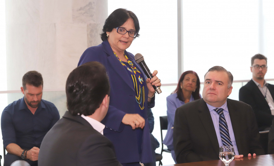 O governador Carlos Massa Ratinho Junior, o secretário da Justiça, Família e Trabalho, Ney Leprevost, e a ministra da Mulher, da Família e dos Direitos Humanos, Damares Alves, assinaram nessa segunda-feira (12), no Palácio Iguaçu, dois protocolos de intenções que visam fortalecer as ações em defesa da mulher e de crianças e adolescentes.Curitiba, 12-08-19.Foto: Arnaldo Alves / ANPr.