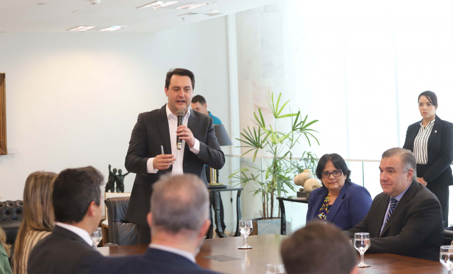 O governador Carlos Massa Ratinho Junior, o secretário da Justiça, Família e Trabalho, Ney Leprevost, e a ministra da Mulher, da Família e dos Direitos Humanos, Damares Alves, assinaram nessa segunda-feira (12), no Palácio Iguaçu, dois protocolos de intenções que visam fortalecer as ações em defesa da mulher e de crianças e adolescentes.Curitiba, 12-08-19.Foto: Arnaldo Alves / ANPr.