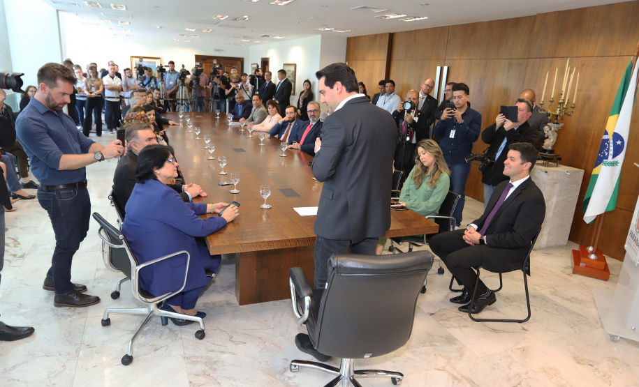 O governador Carlos Massa Ratinho Junior, o secretário da Justiça, Família e Trabalho, Ney Leprevost, e a ministra da Mulher, da Família e dos Direitos Humanos, Damares Alves, assinaram nessa segunda-feira (12), no Palácio Iguaçu, dois protocolos de intenções que visam fortalecer as ações em defesa da mulher e de crianças e adolescentes.Curitiba, 12-08-19.Foto: Arnaldo Alves / ANPr.