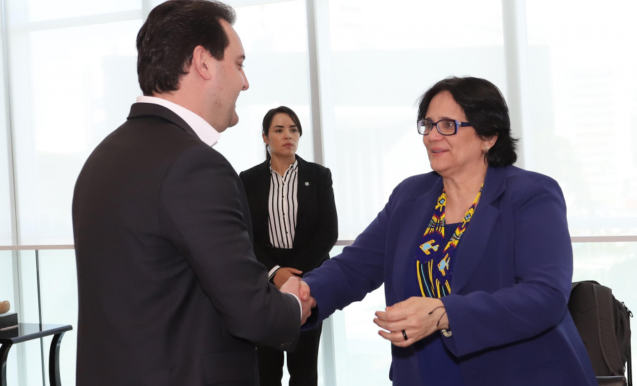 O governador Carlos Massa Ratinho Junior, o secretário da Justiça, Família e Trabalho, Ney Leprevost, e a ministra da Mulher, da Família e dos Direitos Humanos, Damares Alves, assinaram nessa segunda-feira (12), no Palácio Iguaçu, dois protocolos de intenções que visam fortalecer as ações em defesa da mulher e de crianças e adolescentes.Curitiba, 12-08-19.Foto: Arnaldo Alves / ANPr.