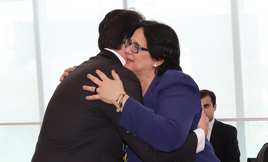 O governador Carlos Massa Ratinho Junior, o secretário da Justiça, Família e Trabalho, Ney Leprevost, e a ministra da Mulher, da Família e dos Direitos Humanos, Damares Alves, assinaram nessa segunda-feira (12), no Palácio Iguaçu, dois protocolos de intenções que visam fortalecer as ações em defesa da mulher e de crianças e adolescentes.Curitiba, 12-08-19.Foto: Arnaldo Alves / ANPr.