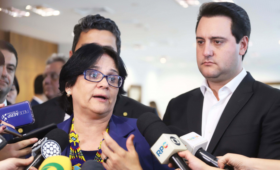 O governador Carlos Massa Ratinho Junior, o secretário da Justiça, Família e Trabalho, Ney Leprevost, e a ministra da Mulher, da Família e dos Direitos Humanos, Damares Alves, assinaram nessa segunda-feira (12), no Palácio Iguaçu, dois protocolos de intenções que visam fortalecer as ações em defesa da mulher e de crianças e adolescentes.Curitiba, 12-08-19.Foto: Arnaldo Alves / ANPr.