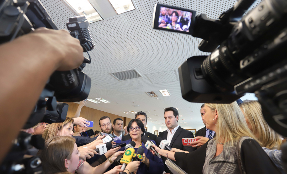 O governador Carlos Massa Ratinho Junior, o secretário da Justiça, Família e Trabalho, Ney Leprevost, e a ministra da Mulher, da Família e dos Direitos Humanos, Damares Alves, assinaram nessa segunda-feira (12), no Palácio Iguaçu, dois protocolos de intenções que visam fortalecer as ações em defesa da mulher e de crianças e adolescentes.Curitiba, 12-08-19.Foto: Arnaldo Alves / ANPr.