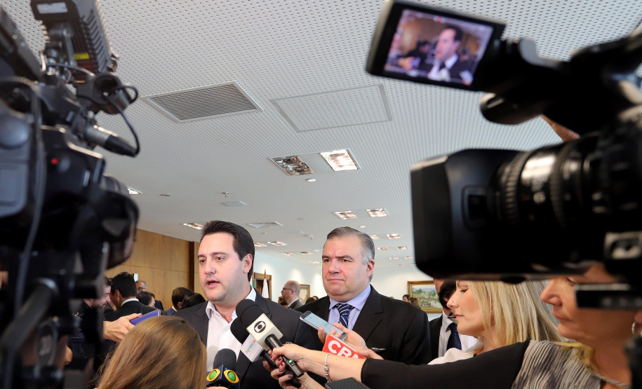 O governador Carlos Massa Ratinho Junior, o secretário da Justiça, Família e Trabalho, Ney Leprevost, e a ministra da Mulher, da Família e dos Direitos Humanos, Damares Alves, assinaram nessa segunda-feira (12), no Palácio Iguaçu, dois protocolos de intenções que visam fortalecer as ações em defesa da mulher e de crianças e adolescentes.Curitiba, 12-08-19.Foto: Arnaldo Alves / ANPr.