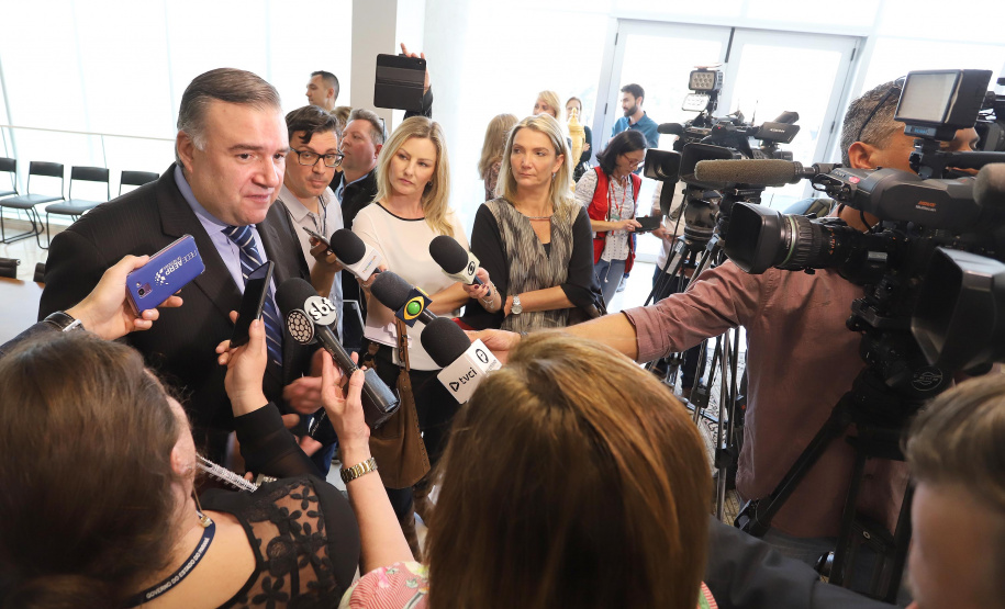 O governador Carlos Massa Ratinho Junior, o secretário da Justiça, Família e Trabalho, Ney Leprevost, e a ministra da Mulher, da Família e dos Direitos Humanos, Damares Alves, assinaram nessa segunda-feira (12), no Palácio Iguaçu, dois protocolos de intenções que visam fortalecer as ações em defesa da mulher e de crianças e adolescentes.Curitiba, 12-08-19.Foto: Arnaldo Alves / ANPr.