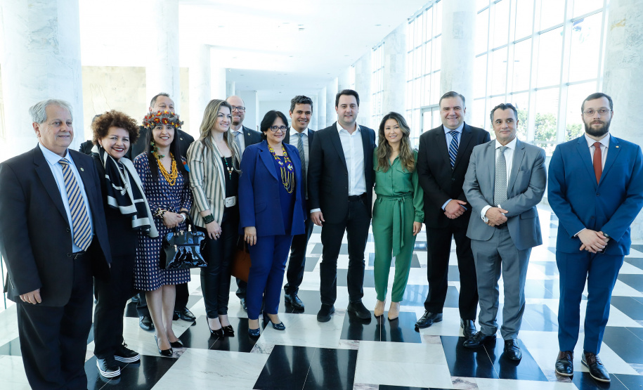 O governador Carlos Massa Ratinho Junior, o secretário da Justiça, Família e Trabalho, Ney Leprevost, e a ministra da Mulher, da Família e dos Direitos Humanos, Damares Alves, assinam dois protocolos de intenções que visam fortalecer as ações em defesa da mulher e de crianças e adolescentes.