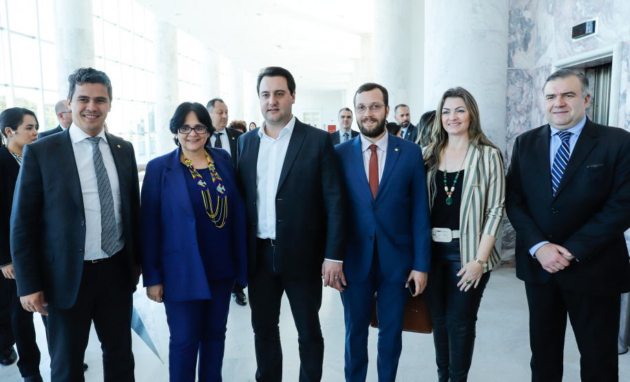 O governador Carlos Massa Ratinho Junior, o secretário da Justiça, Família e Trabalho, Ney Leprevost, e a ministra da Mulher, da Família e dos Direitos Humanos, Damares Alves, assinam dois protocolos de intenções que visam fortalecer as ações em defesa da mulher e de crianças e adolescentes.