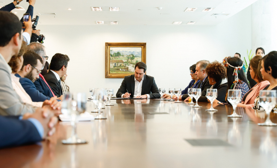 O governador Carlos Massa Ratinho Junior, o secretário da Justiça, Família e Trabalho, Ney Leprevost, e a ministra da Mulher, da Família e dos Direitos Humanos, Damares Alves, assinam dois protocolos de intenções que visam fortalecer as ações em defesa da mulher e de crianças e adolescentes.