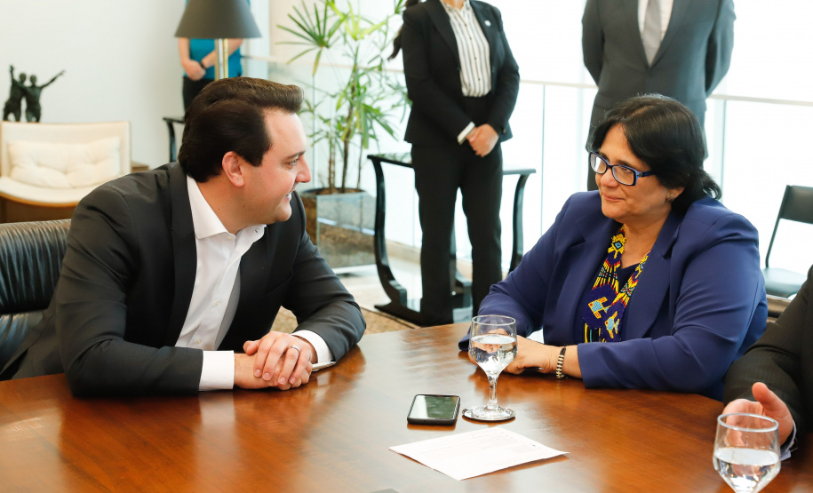 O governador Carlos Massa Ratinho Junior, o secretário da Justiça, Família e Trabalho, Ney Leprevost, e a ministra da Mulher, da Família e dos Direitos Humanos, Damares Alves, assinam dois protocolos de intenções que visam fortalecer as ações em defesa da mulher e de crianças e adolescentes.