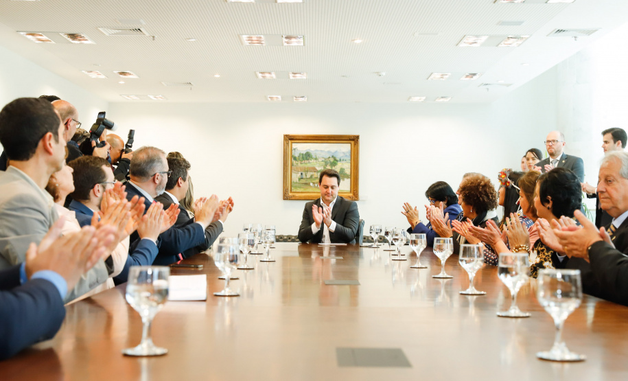 O governador Carlos Massa Ratinho Junior, o secretário da Justiça, Família e Trabalho, Ney Leprevost, e a ministra da Mulher, da Família e dos Direitos Humanos, Damares Alves, assinam dois protocolos de intenções que visam fortalecer as ações em defesa da mulher e de crianças e adolescentes.