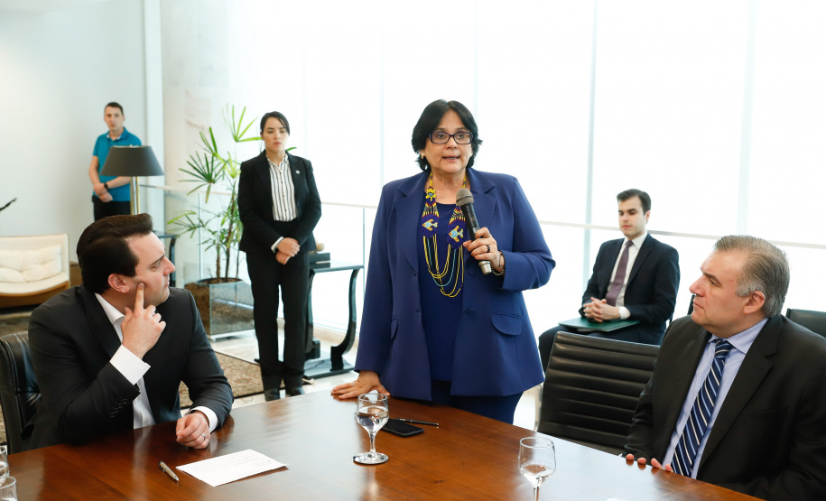 O governador Carlos Massa Ratinho Junior, o secretário da Justiça, Família e Trabalho, Ney Leprevost, e a ministra da Mulher, da Família e dos Direitos Humanos, Damares Alves, assinam dois protocolos de intenções que visam fortalecer as ações em defesa da mulher e de crianças e adolescentes.