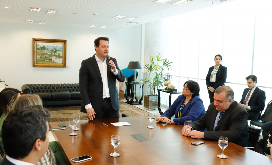 O governador Carlos Massa Ratinho Junior, o secretário da Justiça, Família e Trabalho, Ney Leprevost, e a ministra da Mulher, da Família e dos Direitos Humanos, Damares Alves, assinam dois protocolos de intenções que visam fortalecer as ações em defesa da mulher e de crianças e adolescentes.