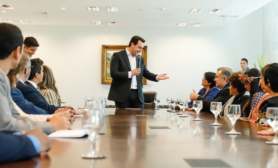 O governador Carlos Massa Ratinho Junior, o secretário da Justiça, Família e Trabalho, Ney Leprevost, e a ministra da Mulher, da Família e dos Direitos Humanos, Damares Alves, assinam dois protocolos de intenções que visam fortalecer as ações em defesa da mulher e de crianças e adolescentes.