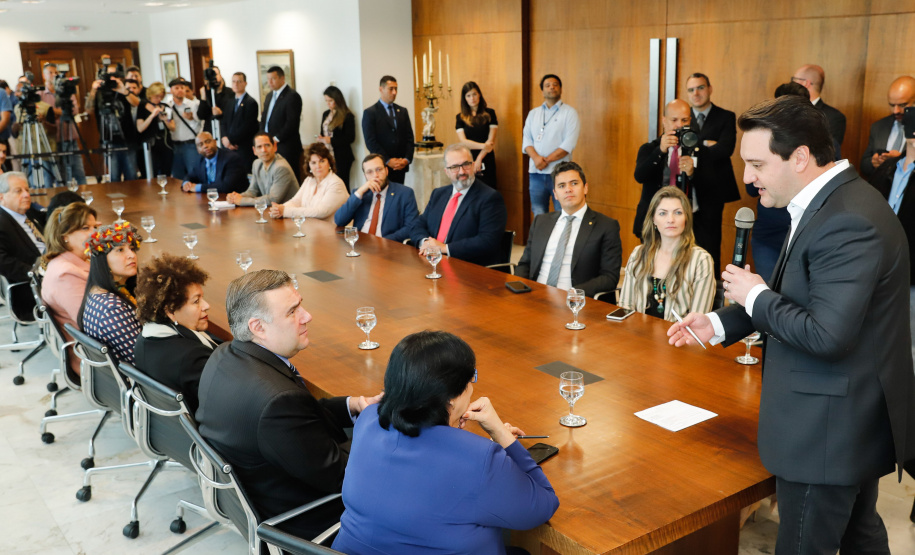 O governador Carlos Massa Ratinho Junior, o secretário da Justiça, Família e Trabalho, Ney Leprevost, e a ministra da Mulher, da Família e dos Direitos Humanos, Damares Alves, assinam dois protocolos de intenções que visam fortalecer as ações em defesa da mulher e de crianças e adolescentes.