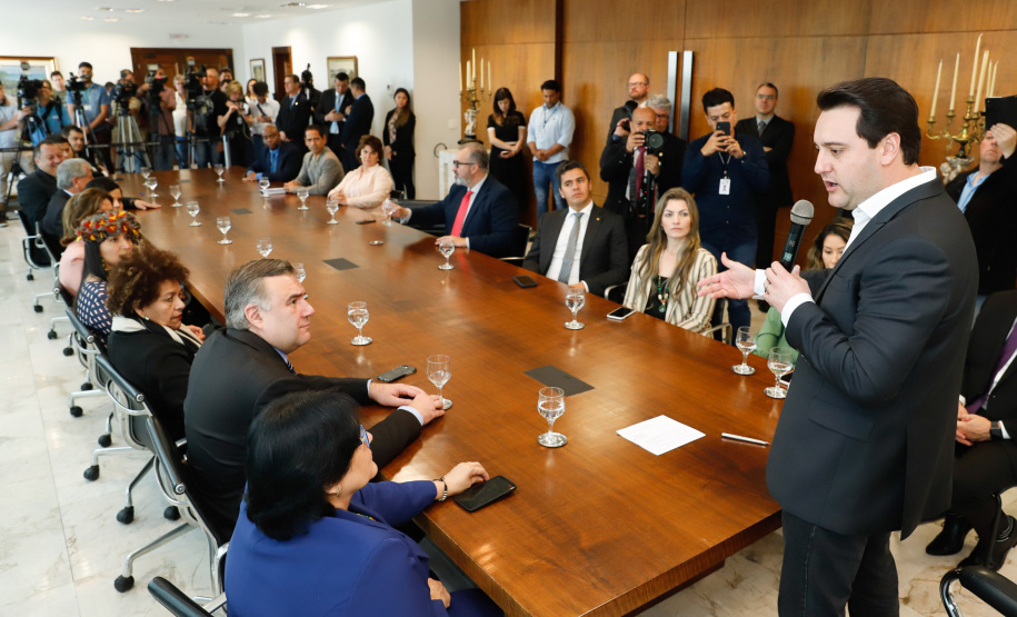 O governador Carlos Massa Ratinho Junior, o secretário da Justiça, Família e Trabalho, Ney Leprevost, e a ministra da Mulher, da Família e dos Direitos Humanos, Damares Alves, assinam dois protocolos de intenções que visam fortalecer as ações em defesa da mulher e de crianças e adolescentes.