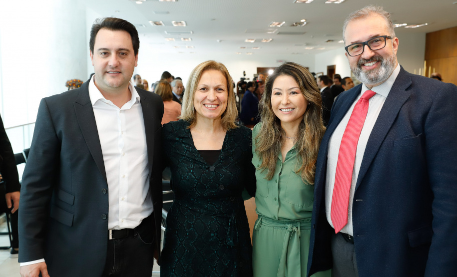 O governador Carlos Massa Ratinho Junior, o secretário da Justiça, Família e Trabalho, Ney Leprevost, e a ministra da Mulher, da Família e dos Direitos Humanos, Damares Alves, assinam dois protocolos de intenções que visam fortalecer as ações em defesa da mulher e de crianças e adolescentes.