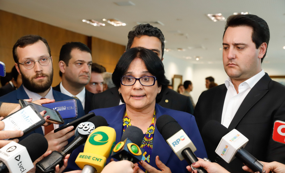 O governador Carlos Massa Ratinho Junior, o secretário da Justiça, Família e Trabalho, Ney Leprevost, e a ministra da Mulher, da Família e dos Direitos Humanos, Damares Alves, assinam dois protocolos de intenções que visam fortalecer as ações em defesa da mulher e de crianças e adolescentes.