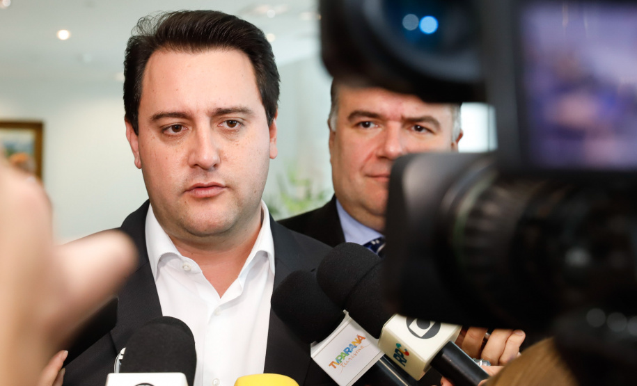 O governador Carlos Massa Ratinho Junior, o secretário da Justiça, Família e Trabalho, Ney Leprevost, e a ministra da Mulher, da Família e dos Direitos Humanos, Damares Alves, assinam dois protocolos de intenções que visam fortalecer as ações em defesa da mulher e de crianças e adolescentes.