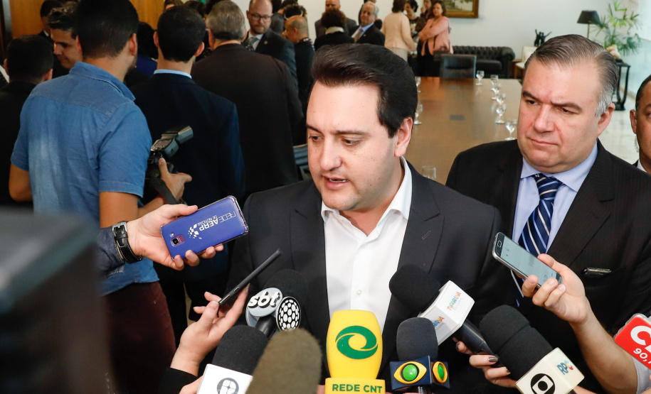 O governador Carlos Massa Ratinho Junior, o secretário da Justiça, Família e Trabalho, Ney Leprevost, e a ministra da Mulher, da Família e dos Direitos Humanos, Damares Alves, assinam dois protocolos de intenções que visam fortalecer as ações em defesa da mulher e de crianças e adolescentes.