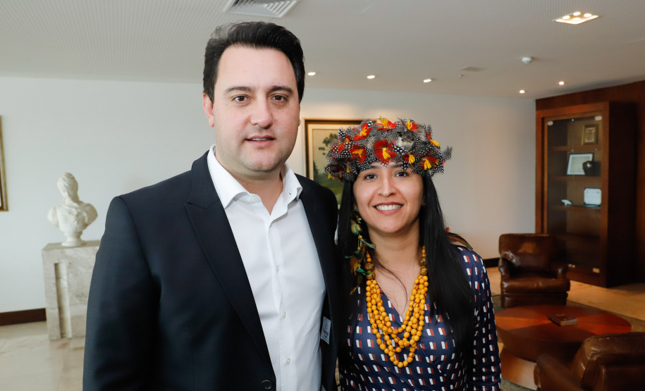 O governador Carlos Massa Ratinho Junior, o secretário da Justiça, Família e Trabalho, Ney Leprevost, e a ministra da Mulher, da Família e dos Direitos Humanos, Damares Alves, assinam dois protocolos de intenções que visam fortalecer as ações em defesa da mulher e de crianças e adolescentes.