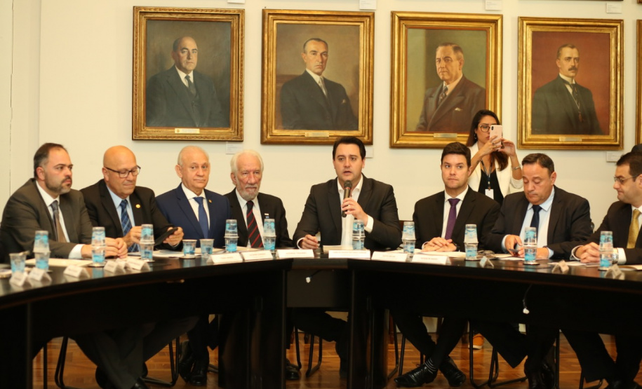 O governador Carlos Massa Ratinho Junior e o chefe da Casa Civil, Guto Silva, apresentaram nesta segunda-feira (12) aos deputados estaduais a estrutura básica do programa Paraná Mais Cidades, que propõe execução mais certeira e direta de investimentos nos 399 municípios do Estado. Ele ainda está em fase de planejamento e o lançamento oficial será no próximo mês. Foto: Camila Tonetti