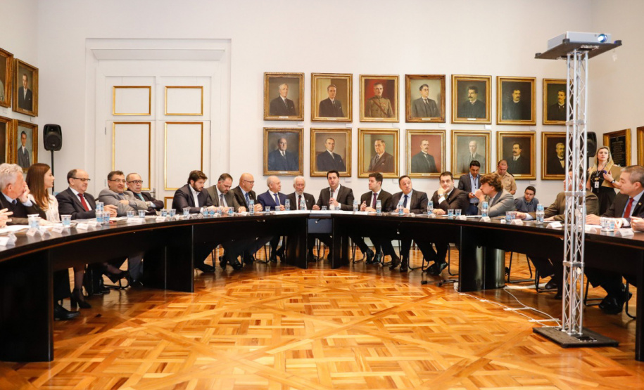 O governador Carlos Massa Ratinho Junior e o chefe da Casa Civil, Guto Silva, apresentaram nesta segunda-feira (12) aos deputados estaduais a estrutura básica do programa Paraná Mais Cidades, que propõe execução mais certeira e direta de investimentos nos 399 municípios do Estado. Ele ainda está em fase de planejamento e o lançamento oficial será no próximo mês. Foto: Rodrigo Felix Leal