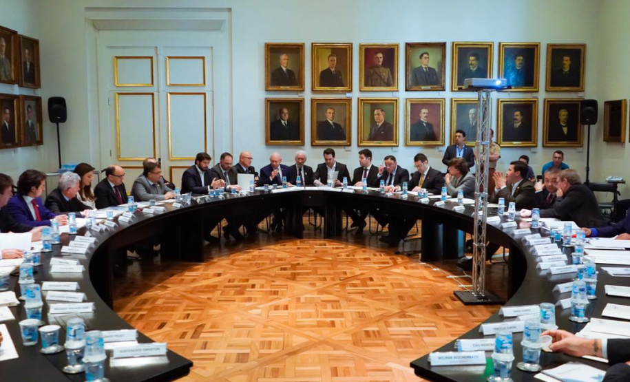 O governador Carlos Massa Ratinho Junior e o chefe da Casa Civil, Guto Silva, apresentaram nesta segunda-feira (12) aos deputados estaduais a estrutura básica do programa Paraná Mais Cidades, que propõe execução mais certeira e direta de investimentos nos 399 municípios do Estado. Ele ainda está em fase de planejamento e o lançamento oficial será no próximo mês. Foto: Guilherme Flores/Casa Civil