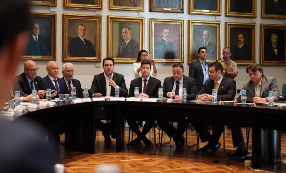 O governador Carlos Massa Ratinho Junior e o chefe da Casa Civil, Guto Silva, apresentaram nesta segunda-feira (12) aos deputados estaduais a estrutura básica do programa Paraná Mais Cidades, que propõe execução mais certeira e direta de investimentos nos 399 municípios do Estado. Ele ainda está em fase de planejamento e o lançamento oficial será no próximo mês. Foto: Guilherme Flores/Casa Civil