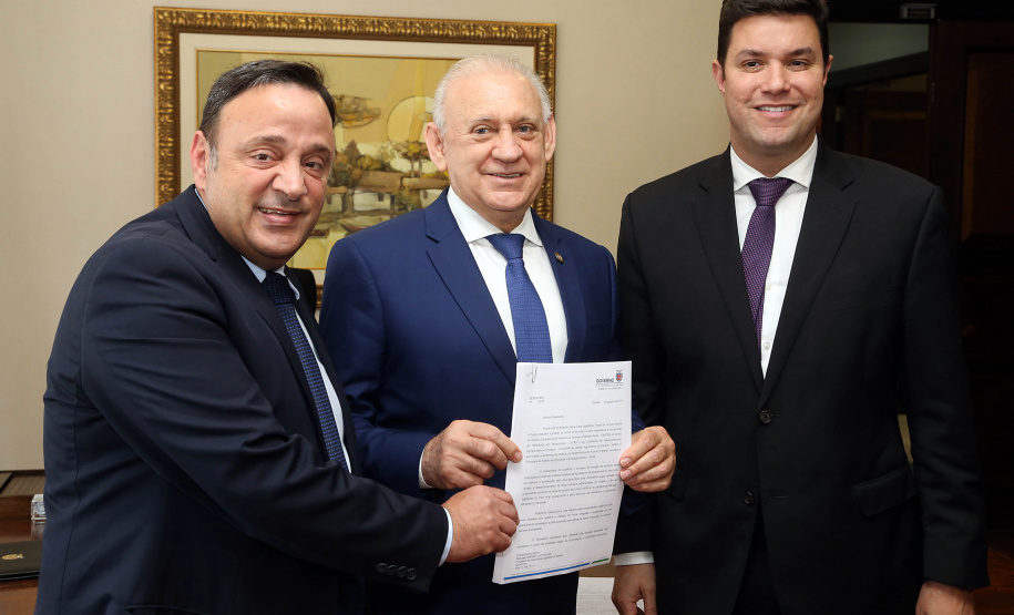 O chefe da Casa Civil, Guto Silva, entregou nesta segunda-feira (12), ao presidente da Assembleia Legislativa do Paraná, deputado Ademar Traiano, o projeto de lei que trata da segunda etapa da reforma administrativa implementada pela gestão do governador Carlos Massa Ratinho Junior. Nesta etapa, o foco será a junção e reestruturação das autarquias.Foto Gilson Abreu AEN