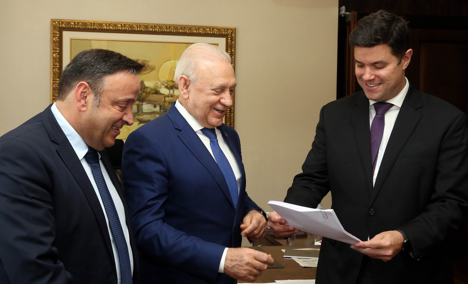 O chefe da Casa Civil, Guto Silva, entregou nesta segunda-feira (12), ao presidente da Assembleia Legislativa do Paraná, deputado Ademar Traiano, o projeto de lei que trata da segunda etapa da reforma administrativa implementada pela gestão do governador Carlos Massa Ratinho Junior. Nesta etapa, o foco será a junção e reestruturação das autarquias.Foto Gilson Abreu AEN