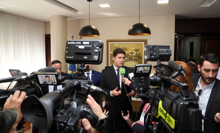 O chefe da Casa Civil, Guto Silva, entregou nesta segunda-feira (12), ao presidente da Assembleia Legislativa do Paraná, deputado Ademar Traiano, o projeto de lei que trata da segunda etapa da reforma administrativa implementada pela gestão do governador Carlos Massa Ratinho Junior. Nesta etapa, o foco será a junção e reestruturação das autarquias.Foto Gilson Abreu AEN