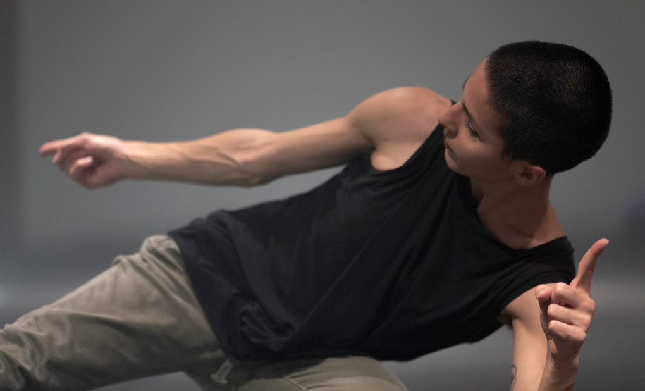 O Centro Juvenil de Artes Plásticas, de Curitiba, recebe nesta quarta-feira (14), às 14h30, o espetáculo de dança e música “Vário”, que propõe uma experiência diferente ao público: contribuir com a ambientação sonora e artística por meio da criação de sons e sugestão de movimentos.  Foto: Cayo Vieira