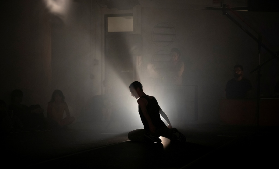 O Centro Juvenil de Artes Plásticas, de Curitiba, recebe nesta quarta-feira (14), às 14h30, o espetáculo de dança e música “Vário”, que propõe uma experiência diferente ao público: contribuir com a ambientação sonora e artística por meio da criação de sons e sugestão de movimentos.  Foto: Cayo Vieira