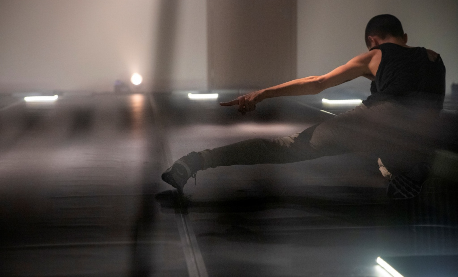 O Centro Juvenil de Artes Plásticas, de Curitiba, recebe nesta quarta-feira (14), às 14h30, o espetáculo de dança e música “Vário”, que propõe uma experiência diferente ao público: contribuir com a ambientação sonora e artística por meio da criação de sons e sugestão de movimentos.  Foto: Cayo Vieira