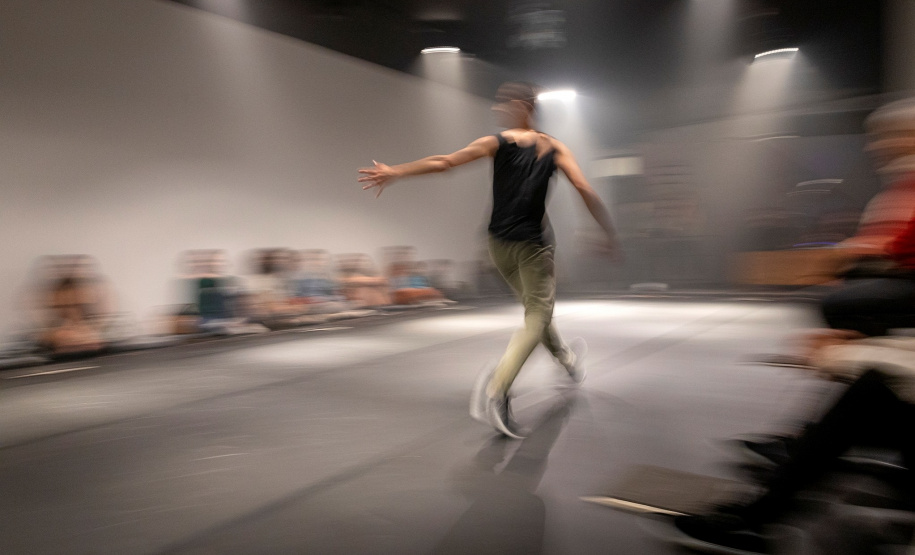 O Centro Juvenil de Artes Plásticas, de Curitiba, recebe nesta quarta-feira (14), às 14h30, o espetáculo de dança e música “Vário”, que propõe uma experiência diferente ao público: contribuir com a ambientação sonora e artística por meio da criação de sons e sugestão de movimentos.  Foto: Cayo Vieira