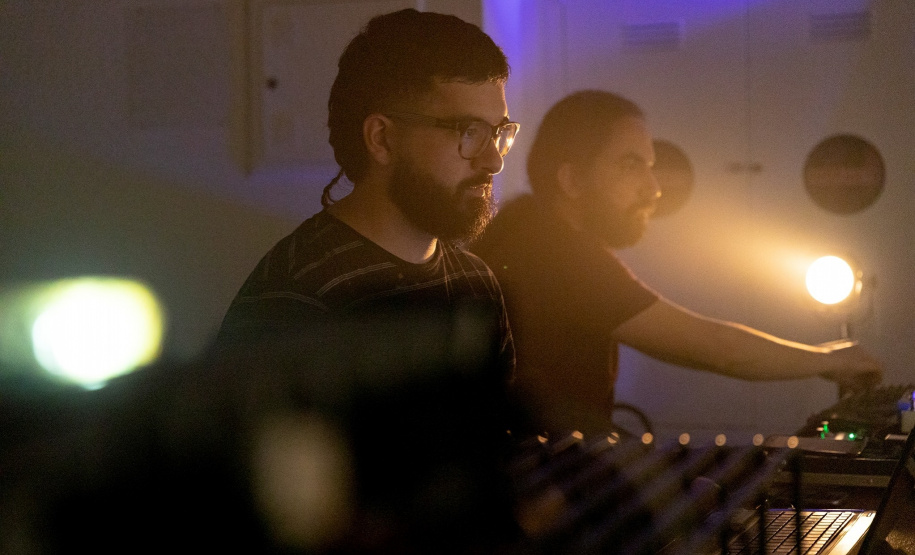 O Centro Juvenil de Artes Plásticas, de Curitiba, recebe nesta quarta-feira (14), às 14h30, o espetáculo de dança e música “Vário”, que propõe uma experiência diferente ao público: contribuir com a ambientação sonora e artística por meio da criação de sons e sugestão de movimentos.  Foto: Cayo Vieira