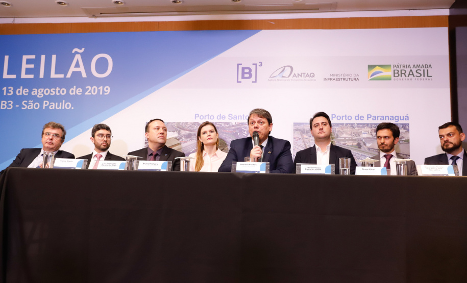 O Paraná é o primeiro Estado do Brasil a receber autonomia para administrar contratos de exploração de áreas dos portos organizados. O convênio de delegação de competência foi formalizado nesta terça-feira (13), na Bolsa de Valores de São Paulo (Bovespa), pelo ministro da Infraestrutura, Tarcísio de Freitas, e pelo governador Carlos Massa Ratinho Junior.